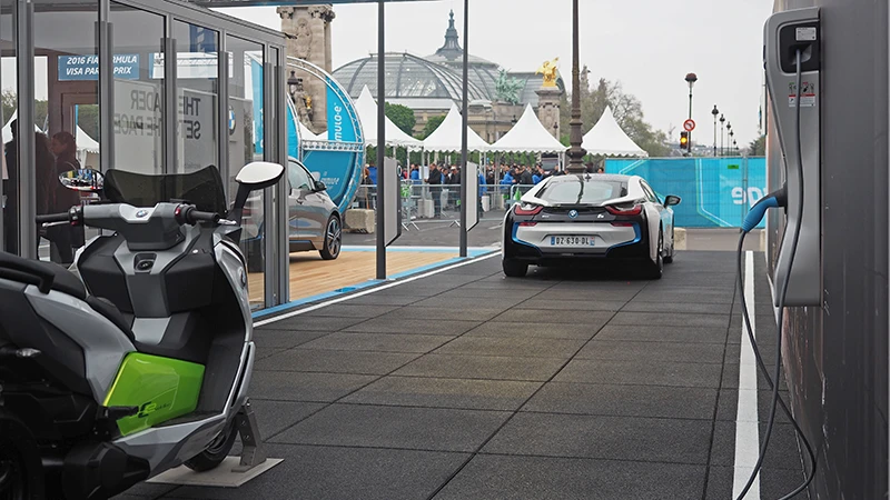 BMW presents the first electric mobility models with an information stand on the Champs-Élysées in Paris: BMW i3, BMWi8, BMW C. The vehicles stand on black event flooring from WARCO.
