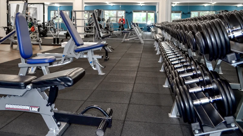 A fitness floor from WARCO cushions dropped dumbbells during dumbbell training, protecting the gym floor and preventing the development of noise and impact sound. Equipment vibrations are also safely absorbed and neutralised.