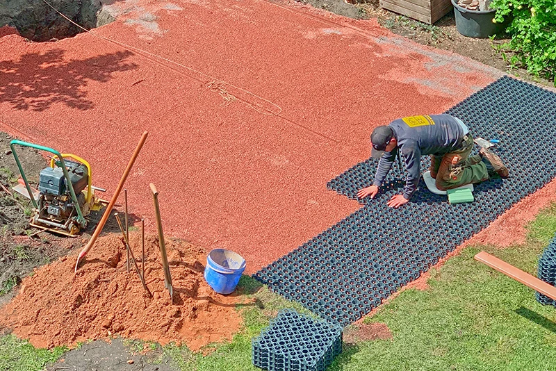 A WARCO playing surface consists of handy tiles with a dovetail joint at the edge. So you can lay a surface with these tiles quite quick and easy